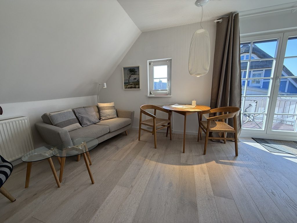 Wohnzimmer mit Balkon in der Abendsünn