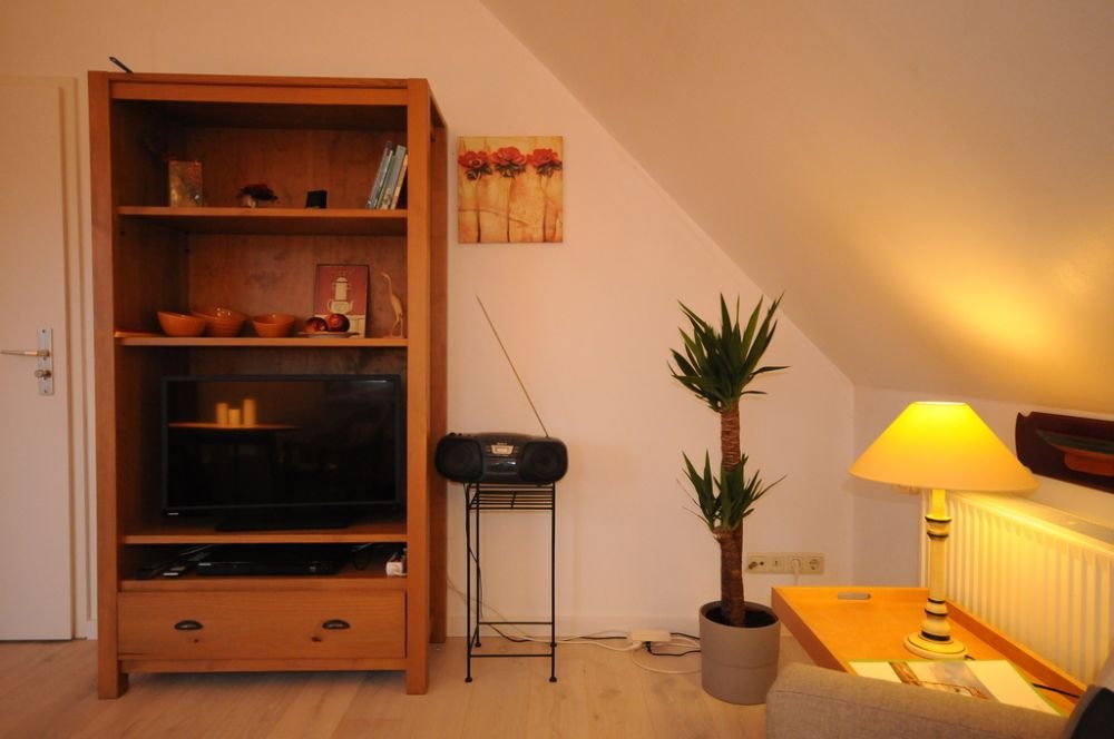Wohnzimmer mit Schrankwand in der Abendsünn