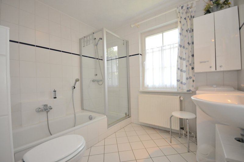 Bad mit Wanne und Dusche in der Bültensünn