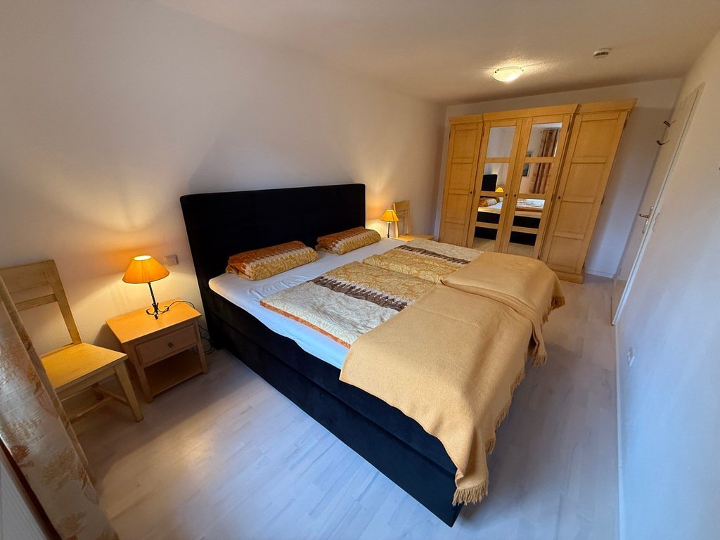 Schlafzimmer mit Doppelbett und Kleiderschrank in der Bültensünn