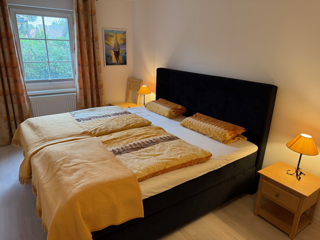 Schlafzimmer mit Doppelbett in der Bültensünn