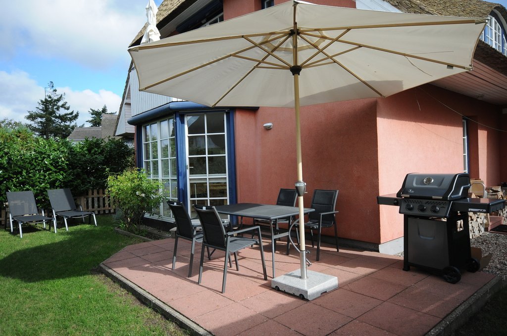 Terrasse mit Sitzecke und Grill in der Bültensünn