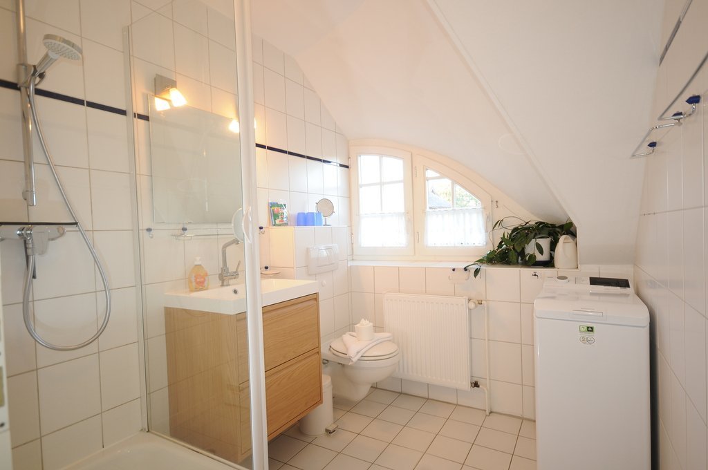 Bad mit Dusche in der Morgensünn