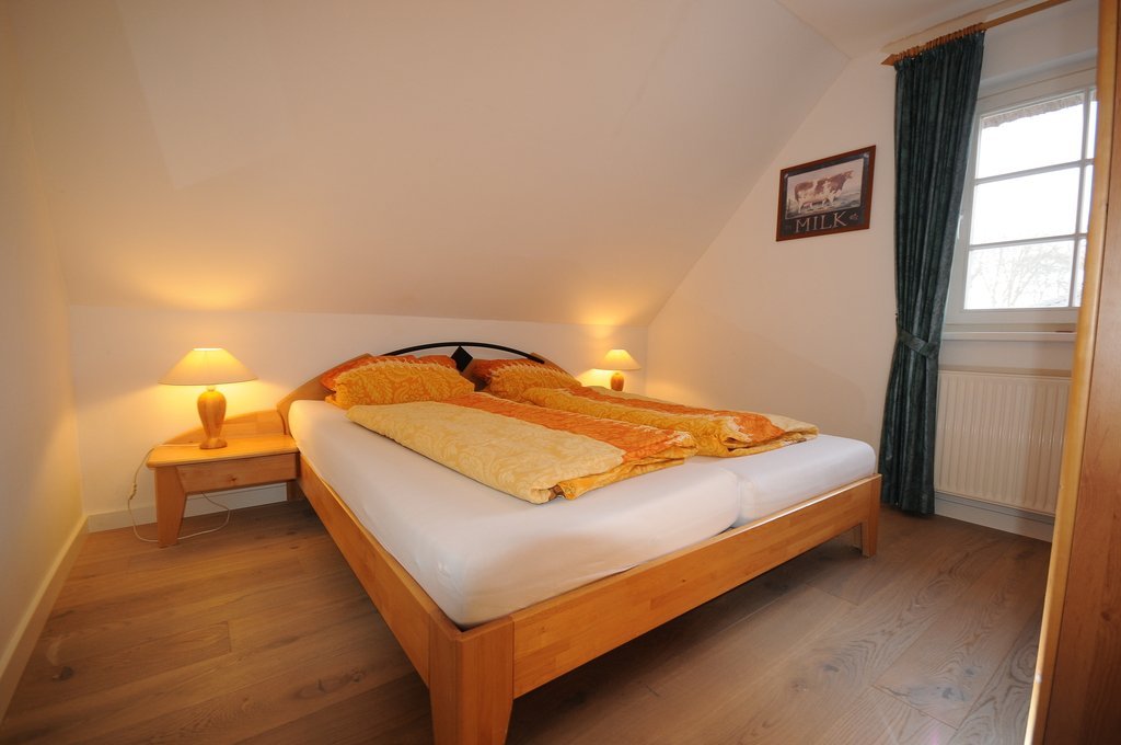 Schlafzimmer mit Doppelbett in der Morgensünn