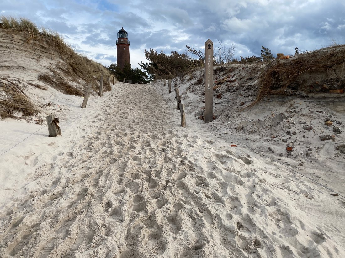 Dünenpfad mit Blick zum Leuchtturm